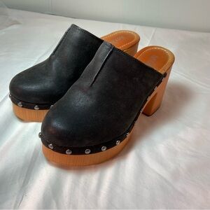 Stylish Black and Tan Platform Mules